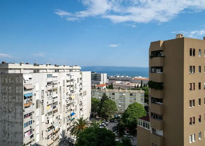 Khaleesi With Sea View Split